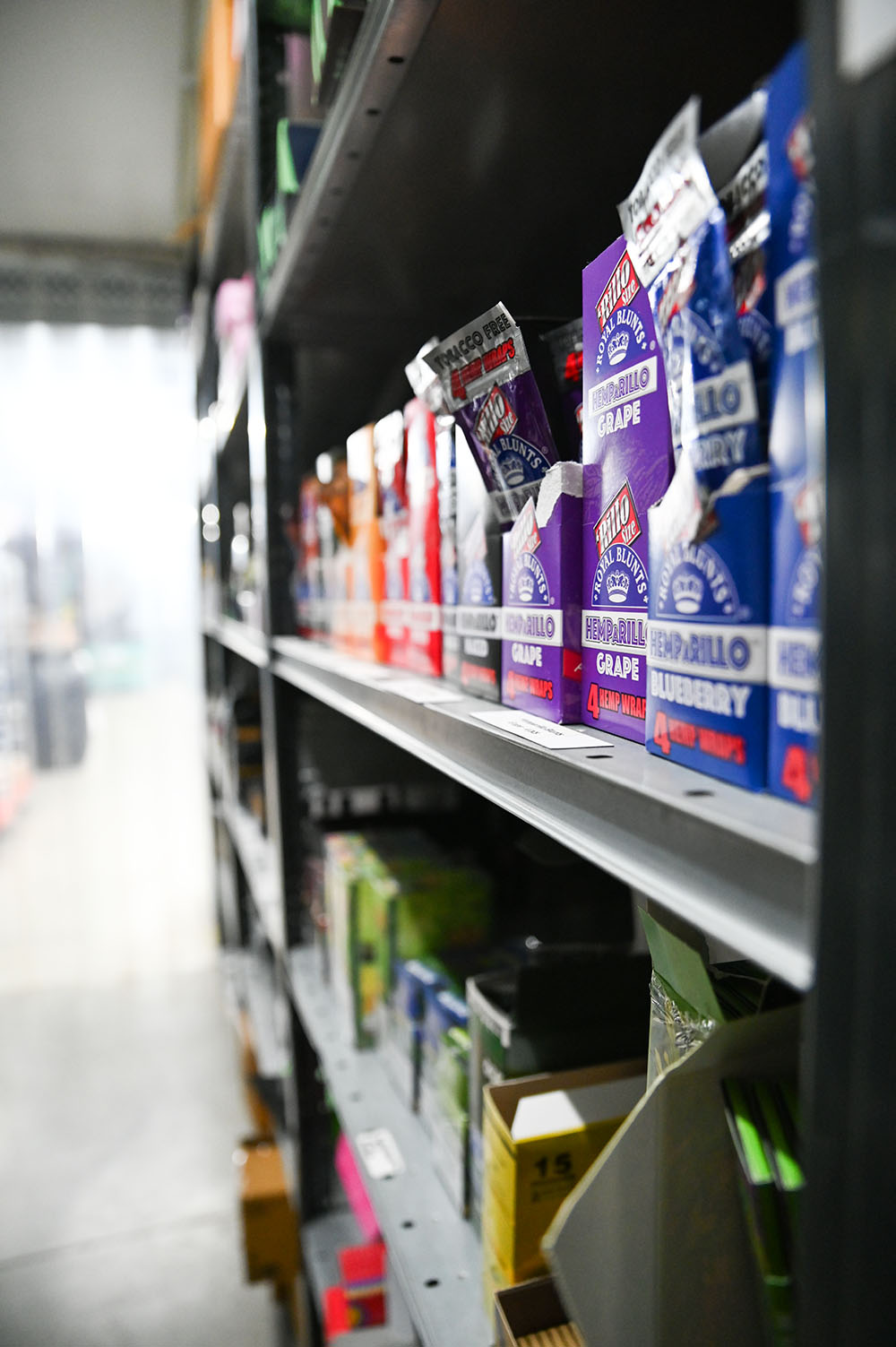 Headshop magazijn van Dutch-Smart met vaporizers, grinders en rookaccessoires, strikt gescheiden van levensmiddelen