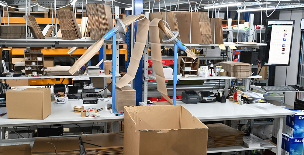 Ergonomische paktafel in de verzendafdeling van Dutch-Smart voor discrete en zorgvuldige orderverpakking via PostNL