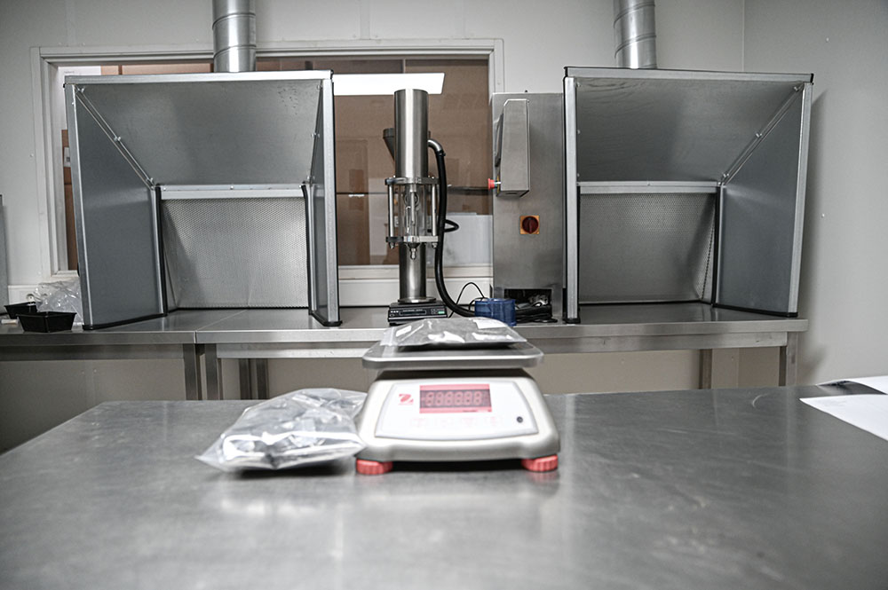 Professionele Ohaus weegmachine in de productieruimte van Dutch-Smart voor nauwkeurige kruidendosering