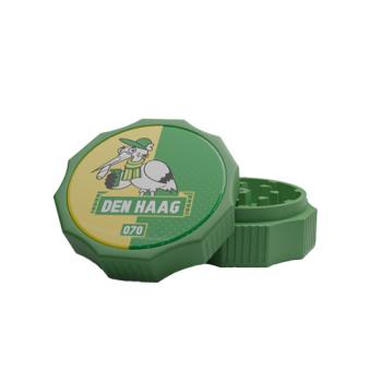 City Grinder Den Haag 55mm, zwarte 2-delige grinder met Den Haag-sticker en magneetsluiting